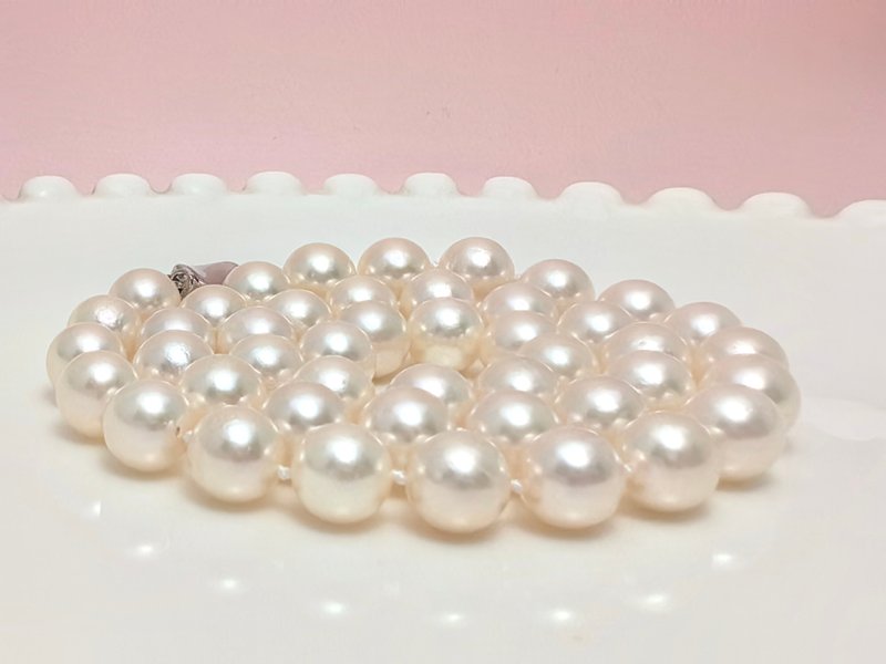 Akoya pearl necklace with large pearls and queen gold - สร้อยคอ - ไข่มุก ขาว