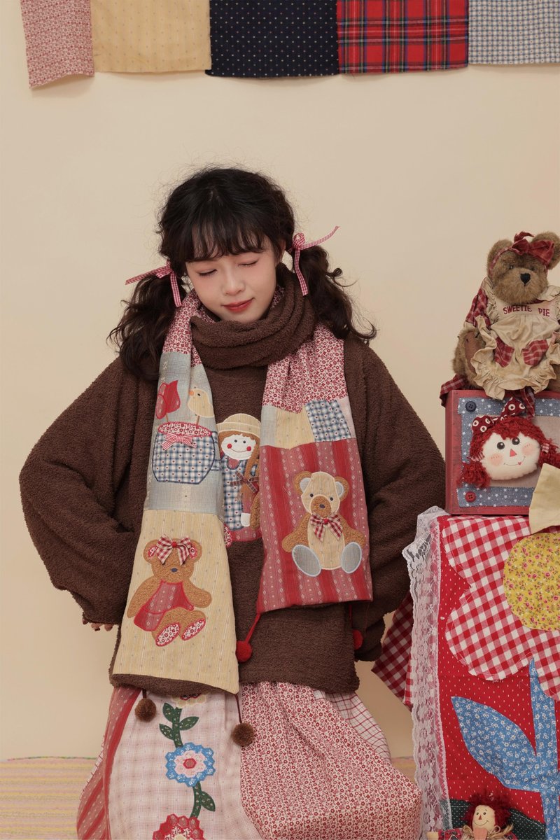 Retro colorful plaid patchwork bear floral pompom scarf - ผ้าพันคอถัก - วัสดุอื่นๆ หลากหลายสี