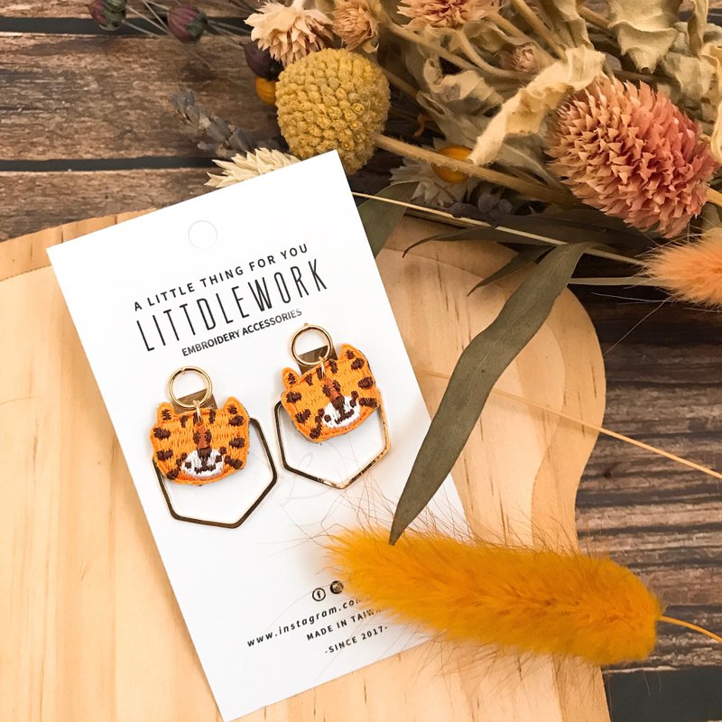 刺繍ピアス・イヤリング | とらの顔 | Littdlework - ピアス・イヤリング - 刺しゅう糸 多色