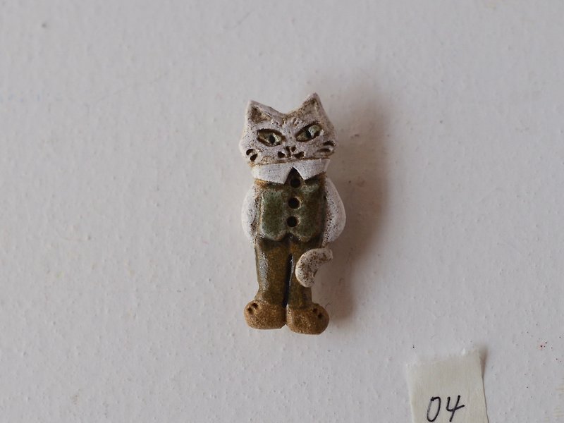 cat wearing a vest broach 04 クリスマスギフト - Brooches - Pottery Blue
