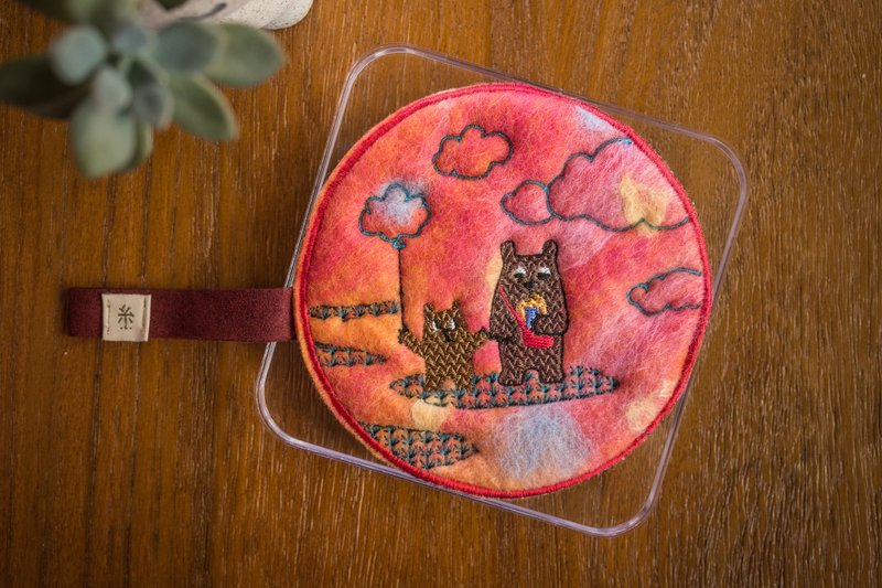 手工羊毛氈x刺繡 熊熊裝飾毛氈杯墊 - 擺飾/家飾品 - 羊毛 橘色