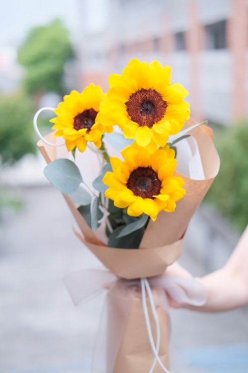 薇思花藝｜The day with flowers 2024畢業 向日葵花束 韓式花束 生日花束 女友禮物