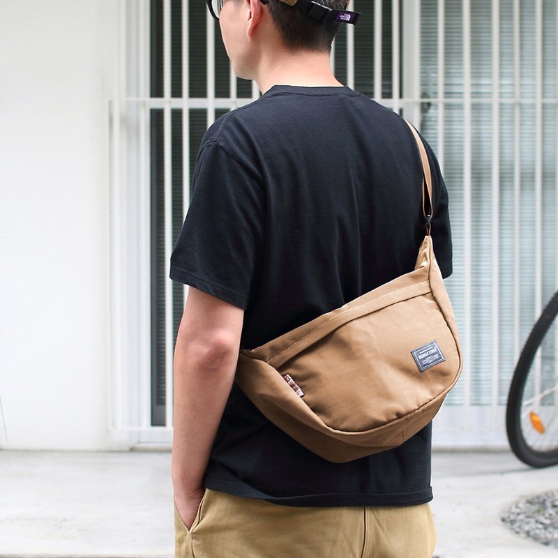 Augustin water resistant storage shoulder bag-Camel_100308 - กระเป๋าแมสเซนเจอร์ - เส้นใยสังเคราะห์ สีกากี