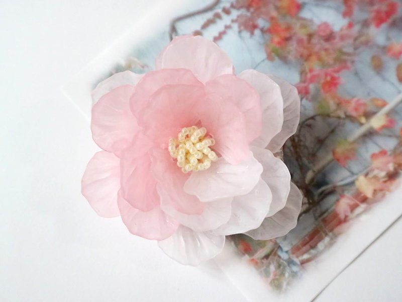 Confederate rose corsage large flower flower brooch pink white white light gorgeous grace grace elegant cute neat and clean acrylic transparency translucent large large - เข็มกลัด - พลาสติก สึชมพู