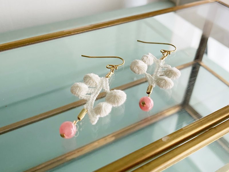 [July birthstone] Road Crosite (Inca Rose) and White Ribbon Earrings / Earrings - Earrings & Clip-ons - Gemstone Pink