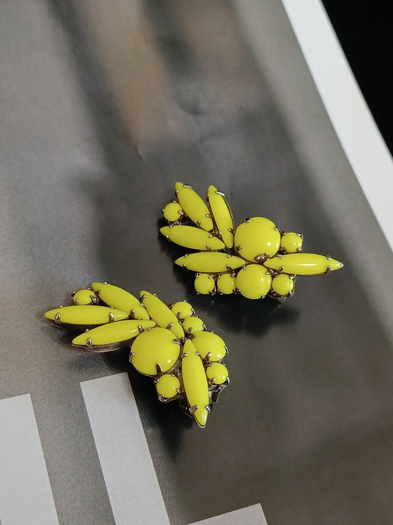 vintage jewelry 典雅嫩黃賽珞珞繁花 夾式耳環 - 耳環/耳夾/耳骨夾 - 其他金屬 