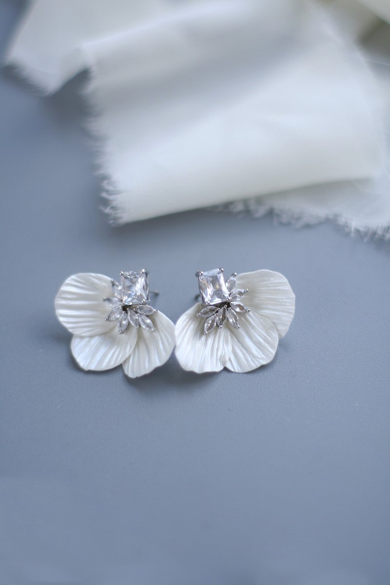 White Petal Flower Bridal Earrings Floral Wedding Earrings Crystal Earrings - ต่างหู - เครื่องลายคราม ขาว