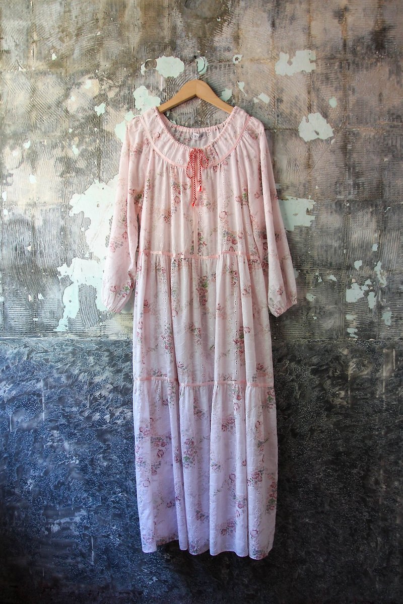 Vintage 粉色布花鏤空長袖洋裝 - 洋裝/連身裙 - 棉．麻 