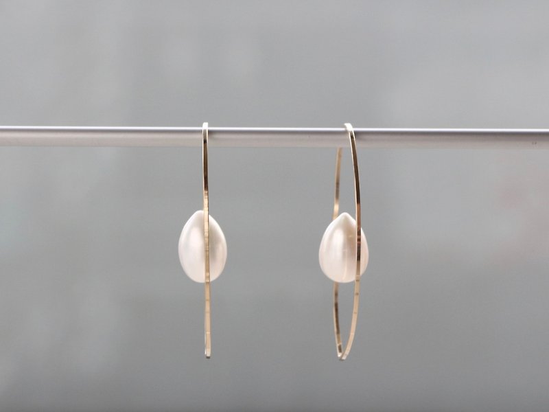 14kgf- floating drop pearl pierced earrings - 耳環/耳夾 - 貴金屬 金色