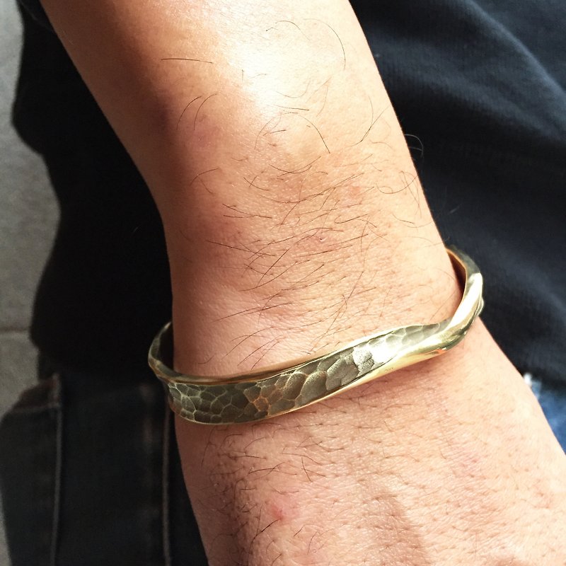 Large infinite - wide version of water ripple forged brass bracelet "spot area" - สร้อยข้อมือ - โลหะ สีนำ้ตาล