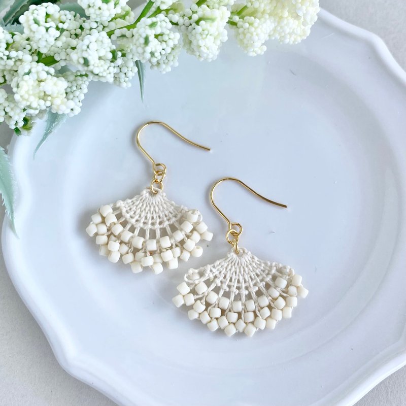 Textured Thread and Bead Earrings/Earrings Ecru (Ñandutí Embroidery) - 耳環/耳夾/耳骨夾 - 繡線 白色