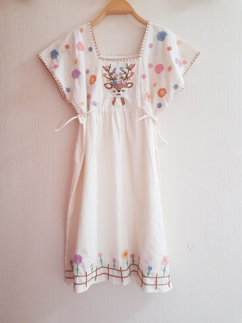 手工刺繡連衣裙、棉織物、鹿、花、粉彩、雛菊 - 洋裝/連身裙 - 繡線 白色