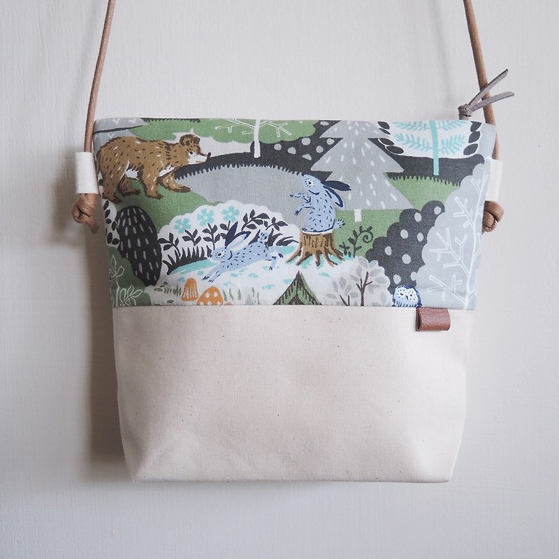Small oblique backpack - Forest & animals - gray - กระเป๋าแมสเซนเจอร์ - ผ้าฝ้าย/ผ้าลินิน สีเทา