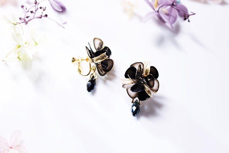 A pair of retro sketch black hand-made jewelry earrings - Earrings & Clip-ons - Resin Black