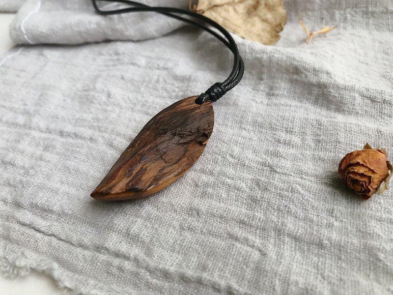 That leaf Xiao Nan wood necklace - Necklaces - Wood Red
