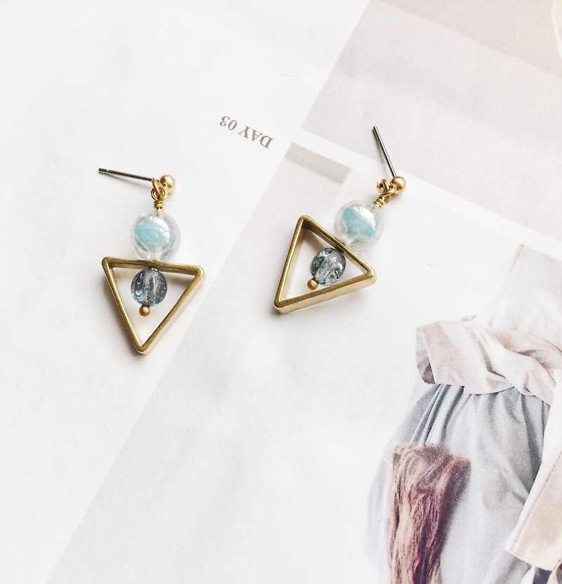 La Don - Blue Ice Crystal Triangle Ear/Ear clip - Earrings & Clip-ons - Resin Gold