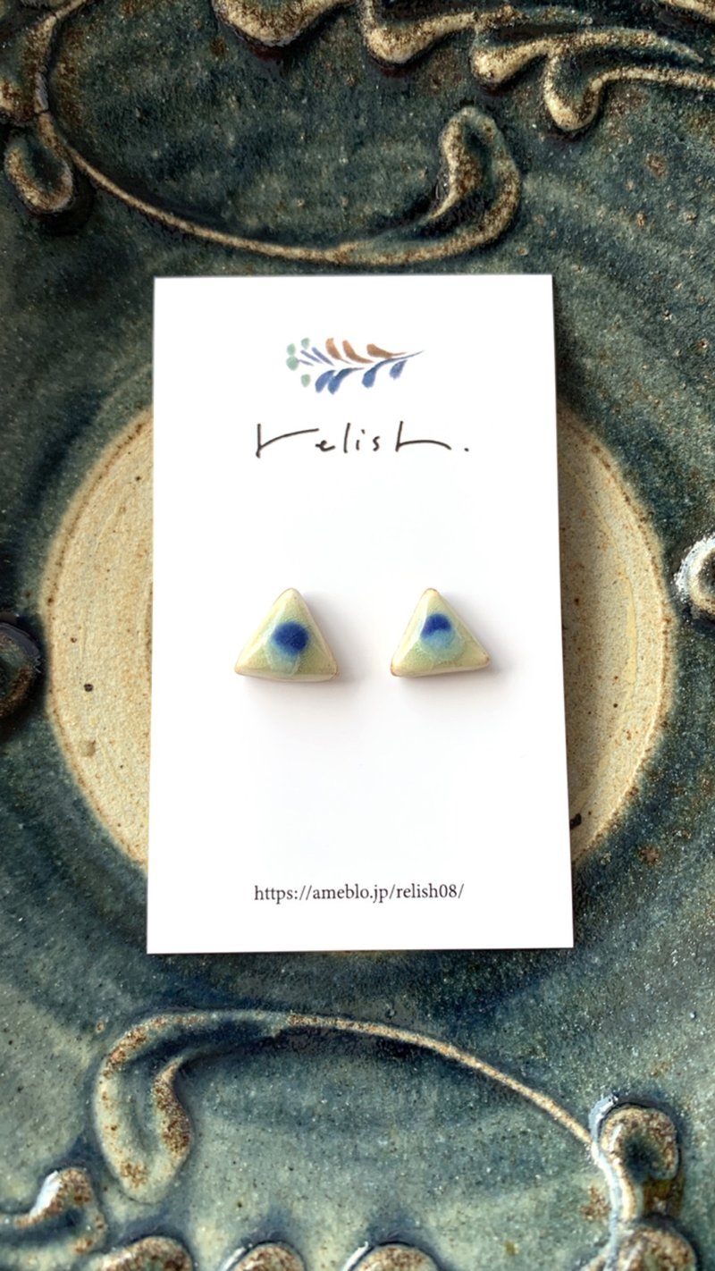 Small Triangular Sea Blue Pottery Kintsugi Line Clip-On Non-pierced Earrings Light Blue White Blue White Blue Gold Gold Light Blue Small Simple - ต่างหู - ดินเผา สีน้ำเงิน