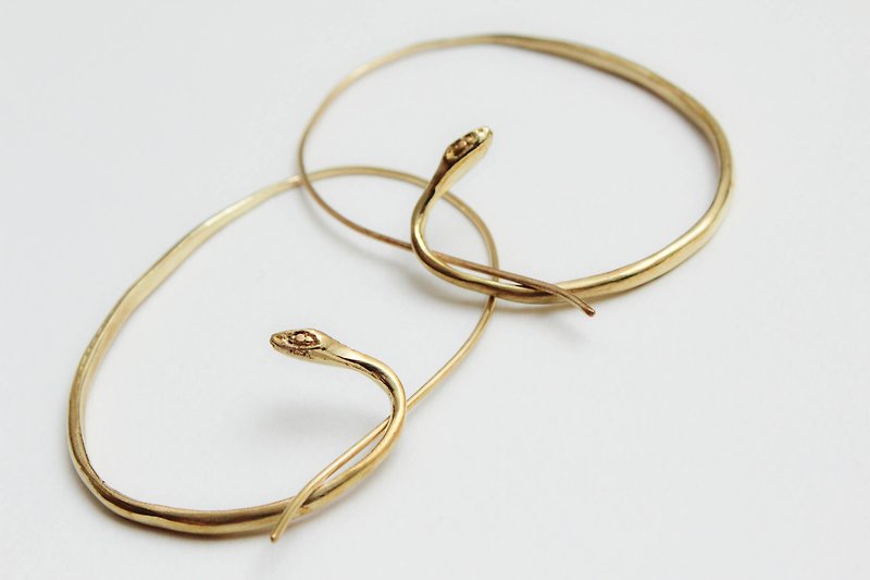 snake hoop earrings - 耳環/耳夾 - 銅/黃銅 黃色