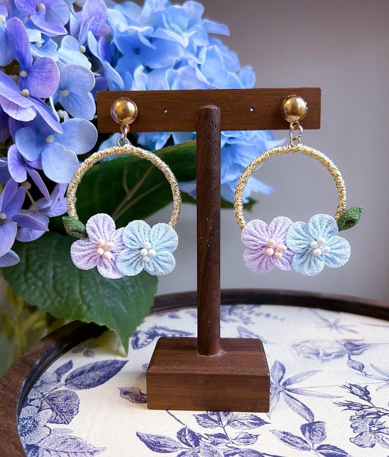 Fine fabric flower hydrangea and wind fabric flower large hoop earrings (light blue purple) - Earrings & Clip-ons - Other Man-Made Fibers Multicolor