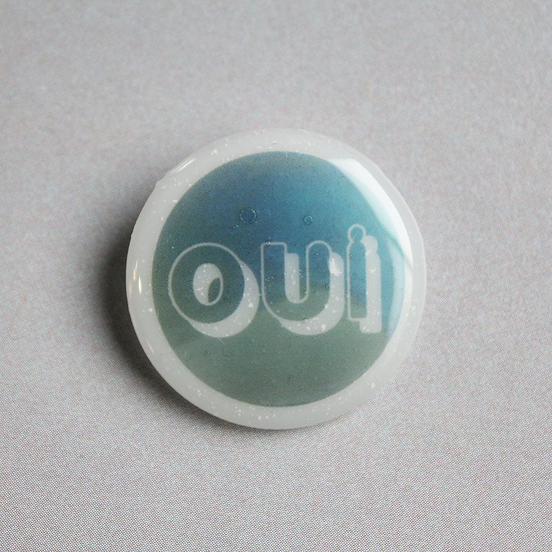 Resin Pin / objects / OUI - เข็มกลัด - พลาสติก สีน้ำเงิน
