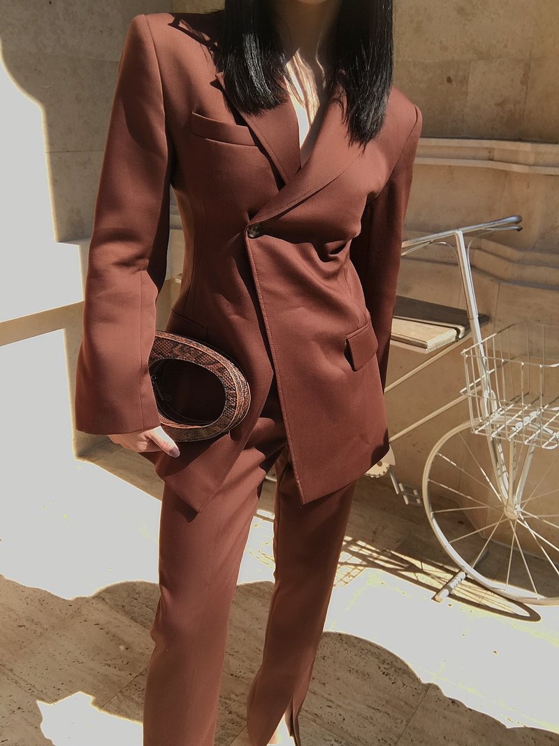 Gongsijin glossy worsted wool French wide shoulders waist X-shaped rear opening to show thin suit jacket caramel Brown - เสื้อสูท/เสื้อคลุมยาว - ขนแกะ 