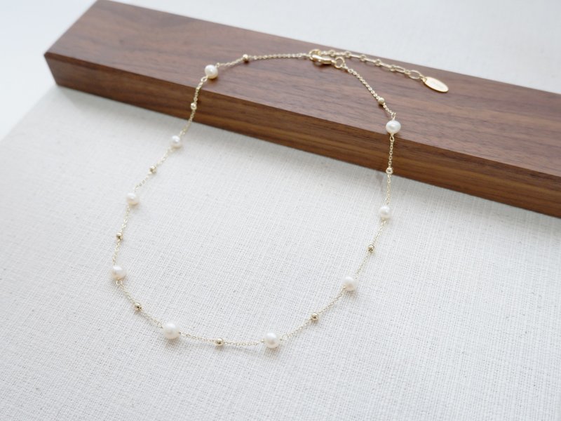 Round Freshwater Pearl with Gold Dot Chain Short Necklace - 項鍊 - 貴金屬 白色