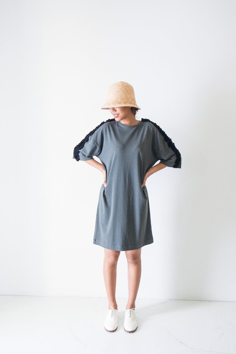 Mani Mina Bamboo Midi Tee Dress With Ruffle GreyGreen - ชุดเดรส - วัสดุอื่นๆ 