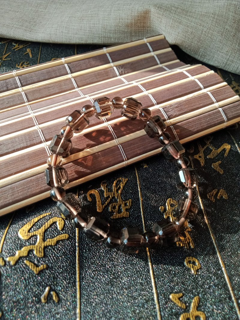 Anonymous mountains and rivers. Bracelet. Tea Crystal Cubes. 8mm bracelet - Bracelets - Semi-Precious Stones Brown