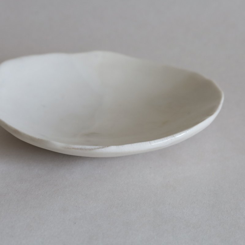 vessel irregular milky white handmade pottery plate - จานและถาด - ดินเผา ขาว