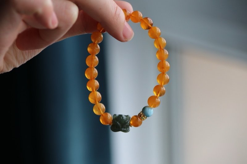 7mm天然蜜蠟 和田玉湖水綠醒獅設計單圈手串手持s - 手鍊/手環 - 半寶石 黃色