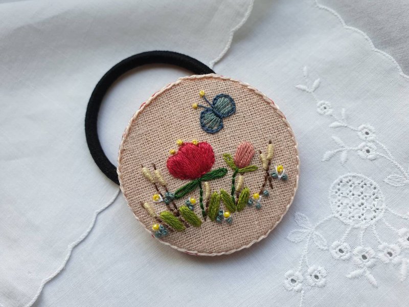 手工刺繡花髮圈、別針/甜蜜花園/畢業禮物/生日禮物 - 胸針 - 木頭 