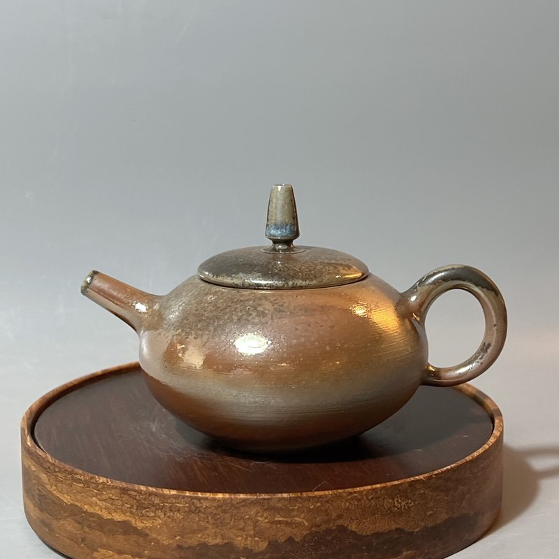 柴燒古銅金彩茶壺 / 蓋鈕藍光 / 小平凡手作 - 茶壺/茶杯/茶具 - 陶 