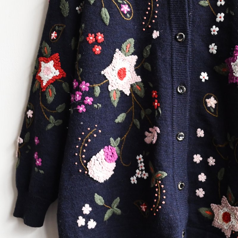 【蛋植物古著】宇宙花藤精工線繡開襟古著毛衣 - 女裝毛衣/針織衫 - 羊毛 黑色