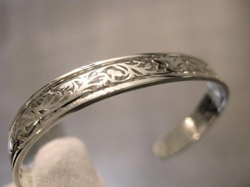 繁栄の象徴ザクロが描かれた ルネサンス 手作り透かし細工シルバーバングル(S) - 手鍊/手鐲 - 純銀 銀色