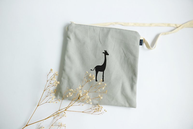 MaryWil Square Pouch - Gray Giraffe - กระเป๋าแมสเซนเจอร์ - ผ้าฝ้าย/ผ้าลินิน สีเทา