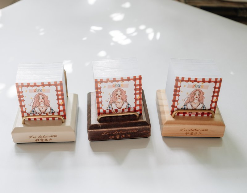 2026小日曆+不認真生活木製立架 三種顏色 甜蜜生活 - 筆記本/手帳 - 紙 多色