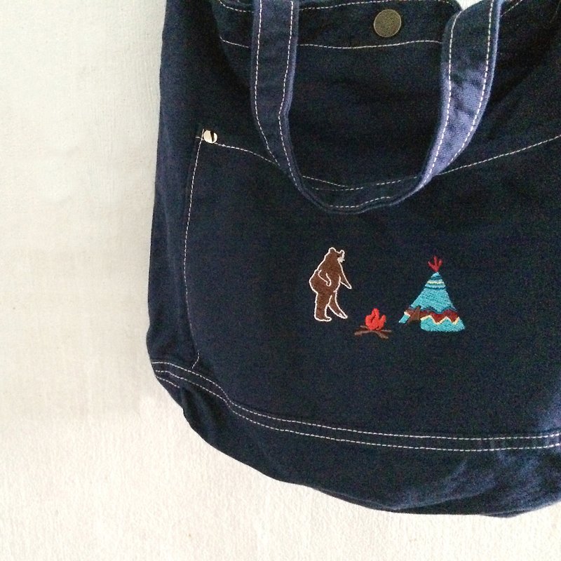 クマの刺繡でキャンプ-キャンバスクロスボディバッグ：ダークブルー - トート・ハンドバッグ - コットン・麻 ブルー