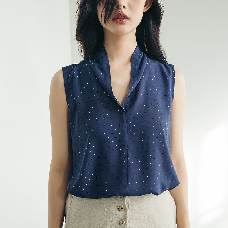 V-neck draped sleeveless blouse - Dots - เสื้อกั๊กผู้หญิง - ผ้าฝ้าย/ผ้าลินิน สีน้ำเงิน