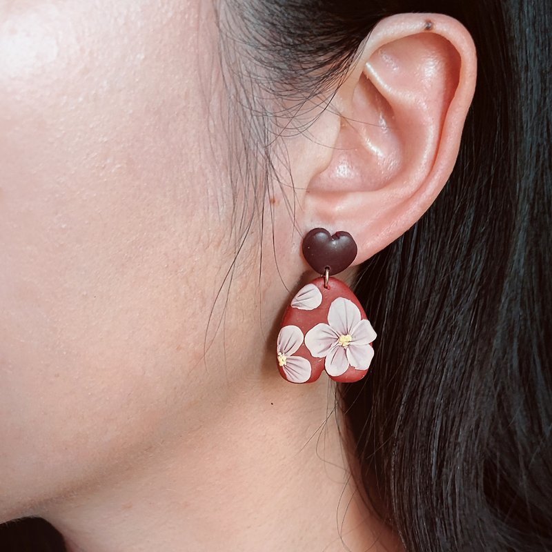 bi natural // Semi-dimensional literary flower handmade soft clay earrings - ต่างหู - ดินเหนียว สีน้ำเงิน