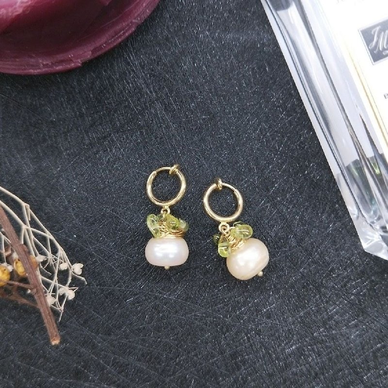 earring. Pearl * Peridot winding simple wind ear hook ear clip earrings - ต่างหู - ไข่มุก ขาว
