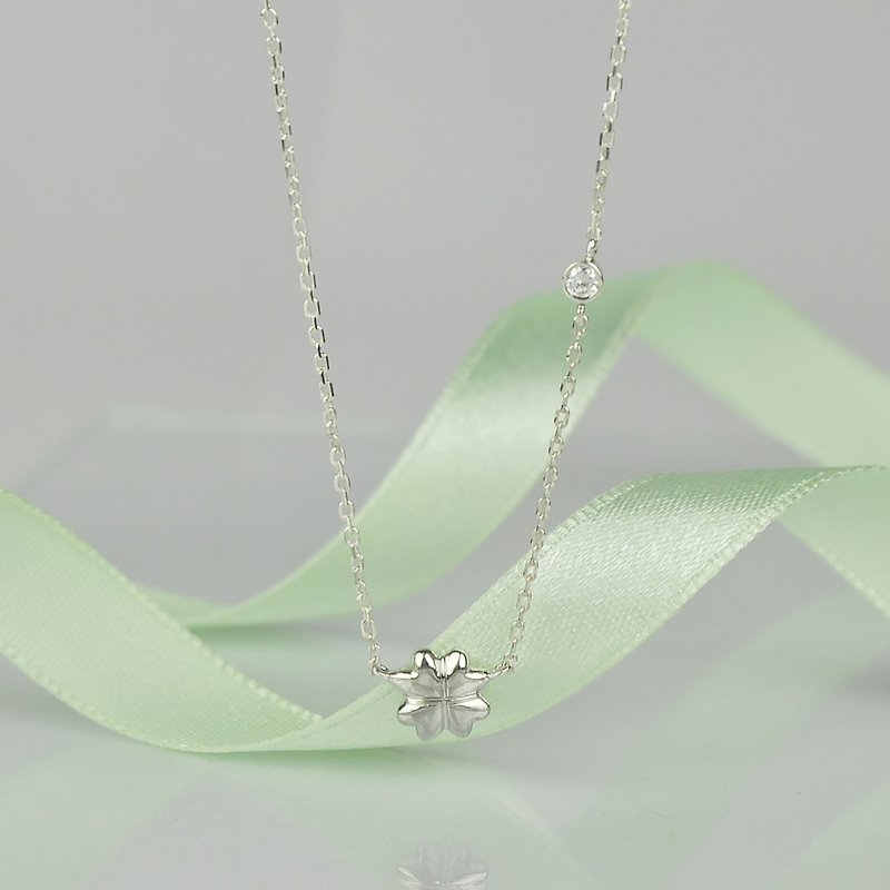 sterling Silver Tiny Clover Necklace - สร้อยคอ - เงินแท้ สีเงิน