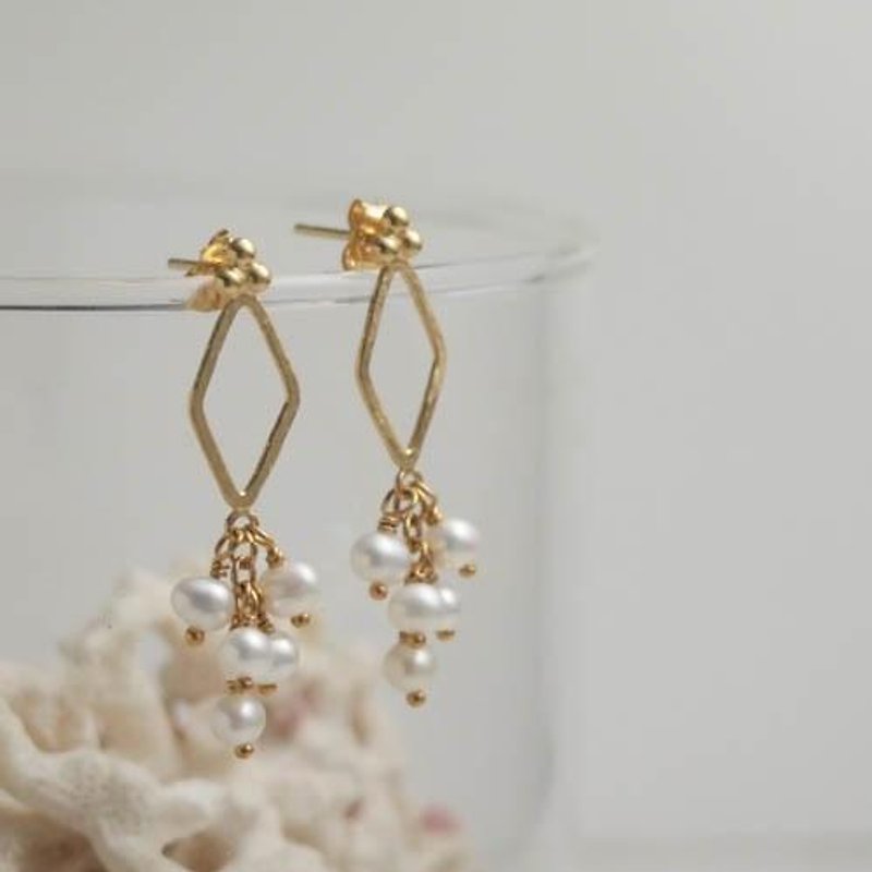 grape earrings gd fresh water pearl 【FP193-1】 - ต่างหู - โลหะ สีทอง