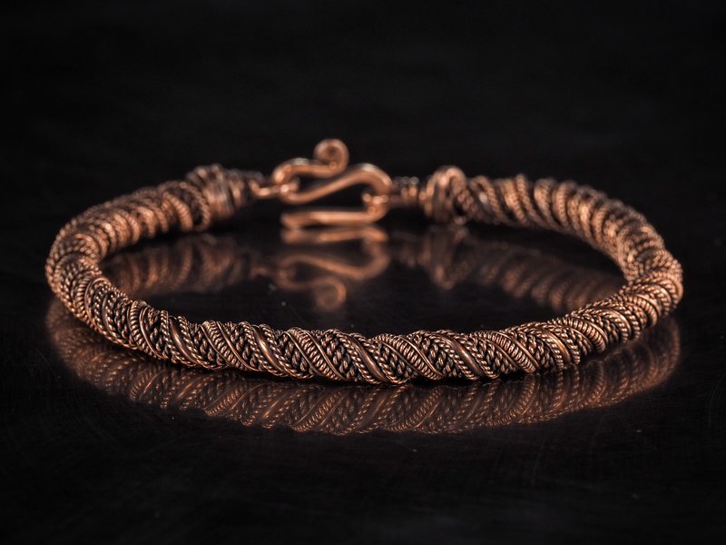 Narrow wire wrapped copper bracelet  Unique metal bangle Handmade jewelry - 手鍊/手環 - 銅/黃銅 金色