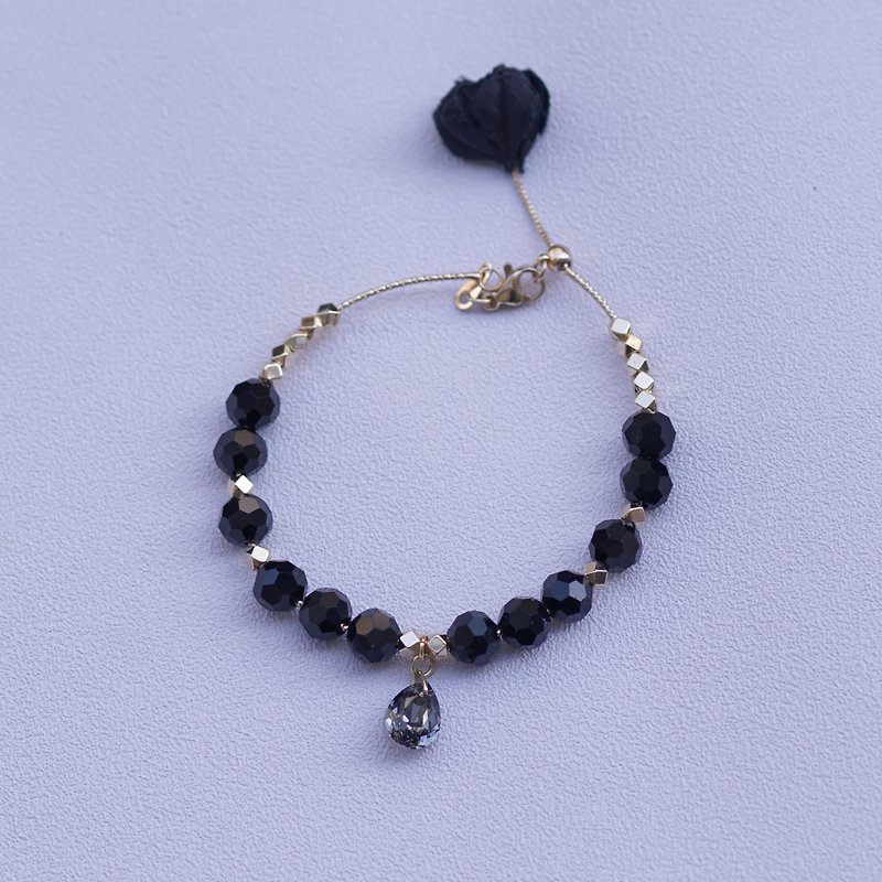Mulan | Full Aura Black Crystal Flower Bracelet - สร้อยข้อมือ - วัสดุอื่นๆ สีดำ