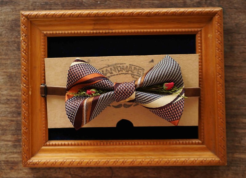 Hand made antique tie retro bow tie - fall in love with sunset Paris - red rose version - หูกระต่าย/ผ้าพันคอผู้ชาย - ผ้าไหม สีนำ้ตาล