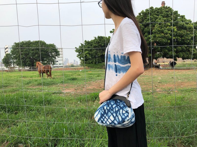 天然藍染 木頭口金包 - 側背包/斜背包 - 棉．麻 藍色