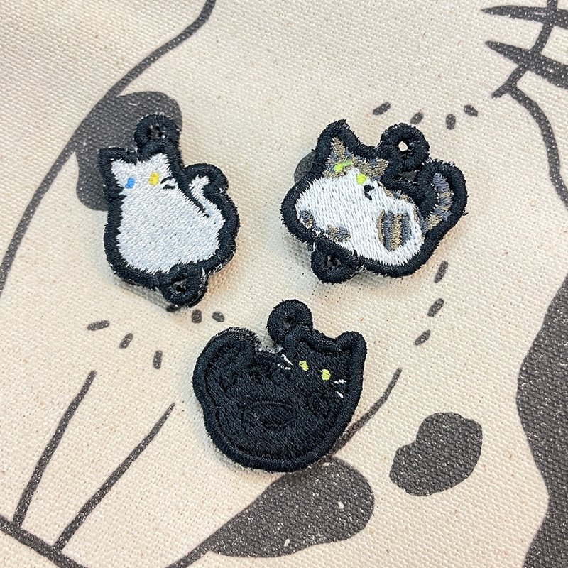 【飾品】豆粒貓貓 | 刺繡耳環鑰匙圈_眼睛顏色可選_可客製毛色 - 耳環/耳夾/耳骨夾 - 繡線 多色