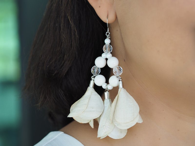 White Thai silk rose earrings with bead for wedding - 耳環/耳夾/耳骨夾 - 絲．絹 白色