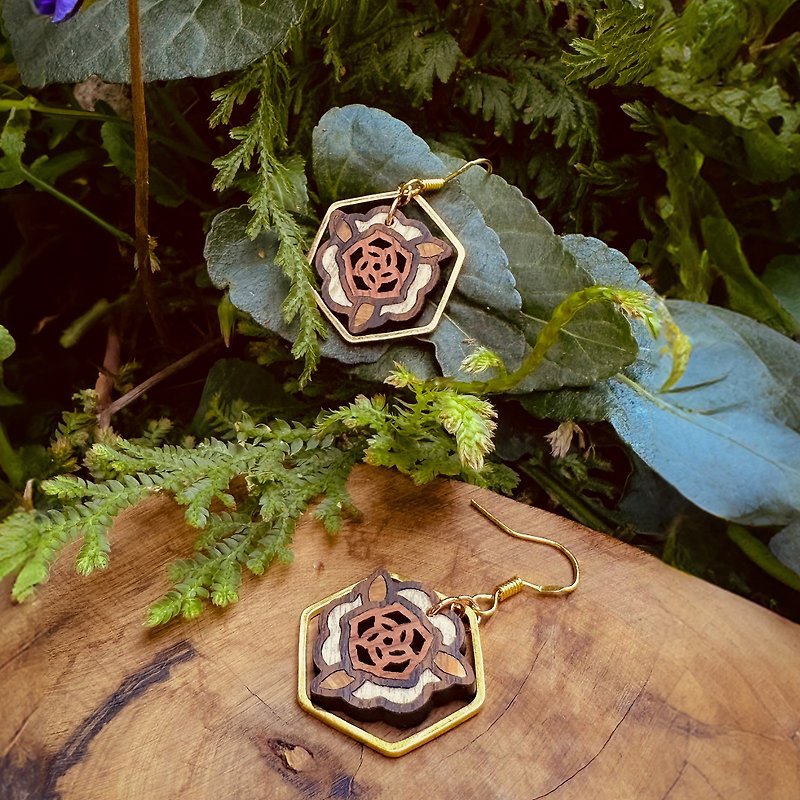 [Taishō Romance] Rose Japanese flower handmade wood inlaid earrings plated with 14K ear hooks and resin Clip-On - Earrings & Clip-ons - Wood Brown
