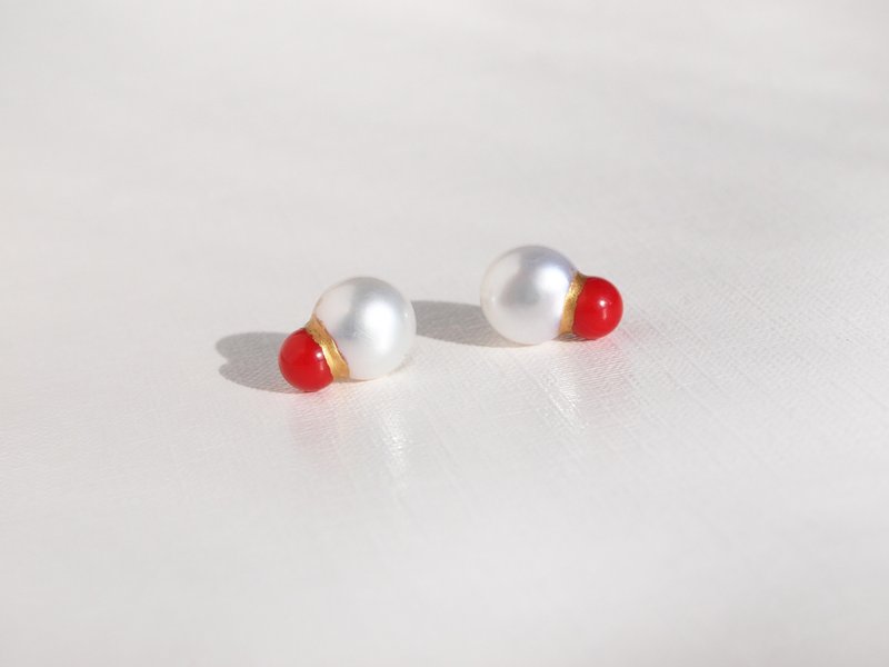 Pearl and red berry Clip-On , freshwater pearl, coral, gold lacquer - ต่างหู - เครื่องเพชรพลอย สีแดง